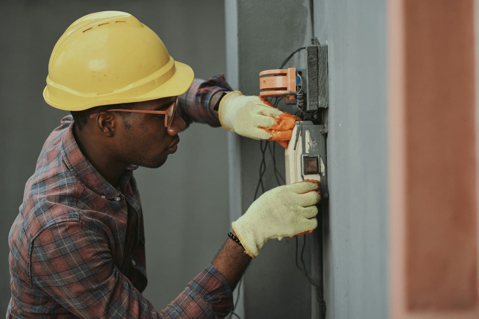 Elektricien werkt aan bekabeling in een woning