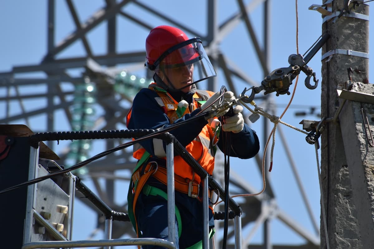 Elektricien werkt in een meterkast