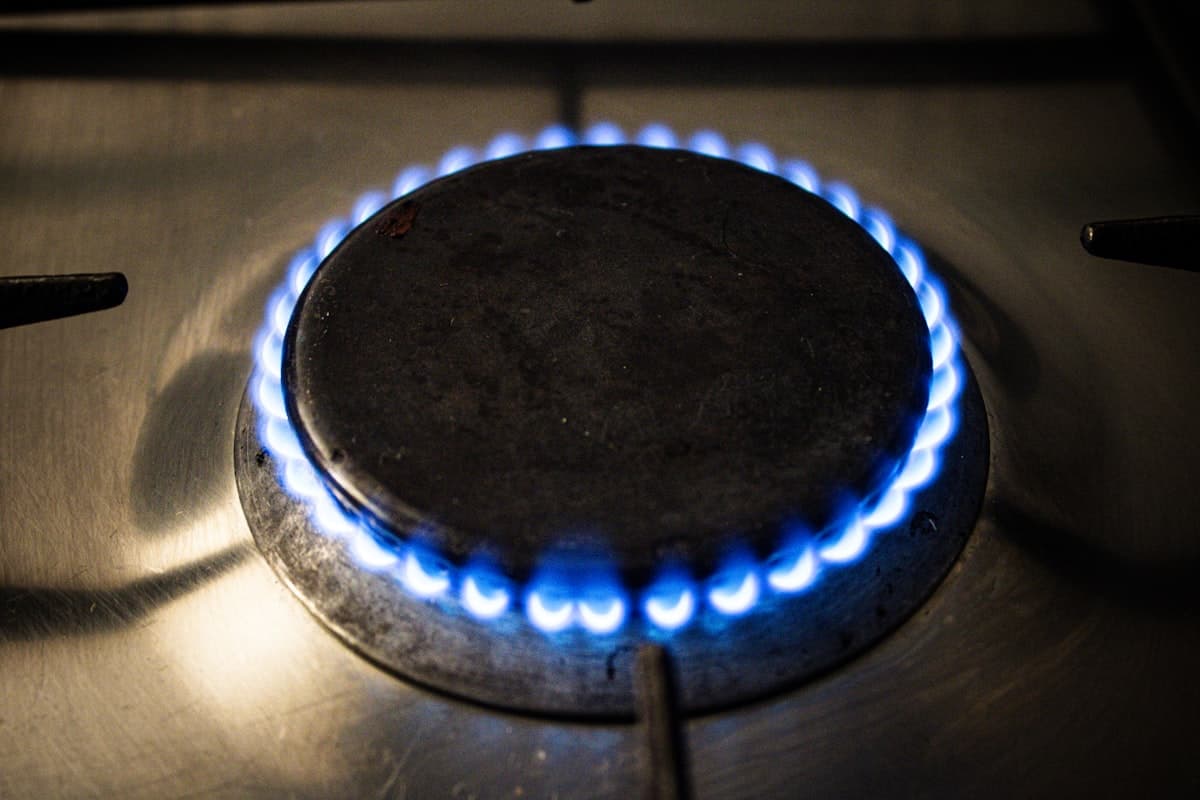 Brandend gasfornuis met blauwe vlam