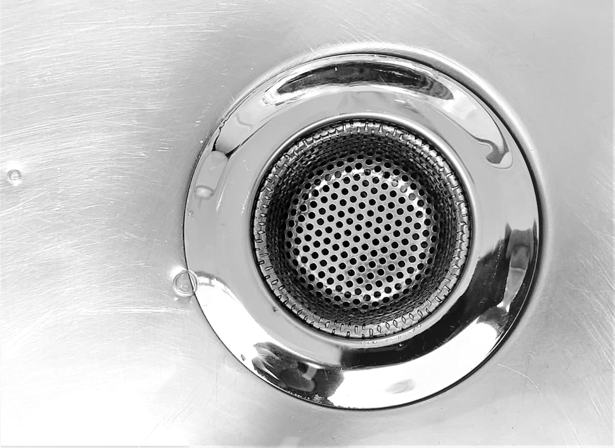 Close-up van een gootsteenafvoer in een RVS-spoelbak