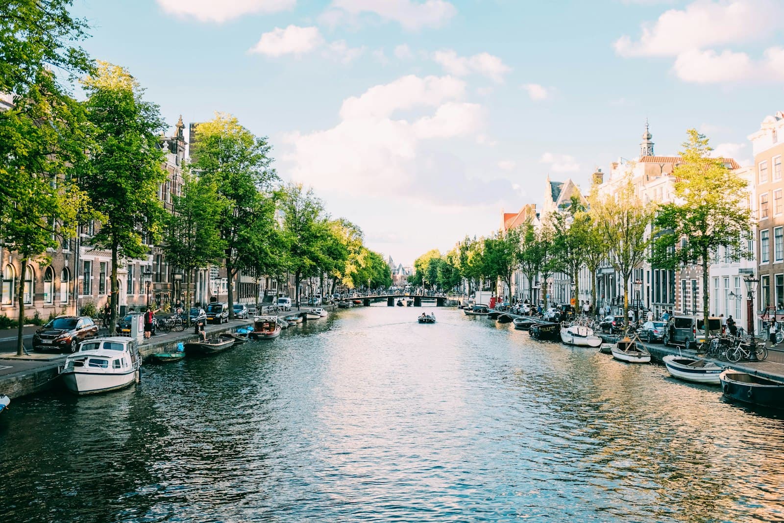 Gracht met grachtenpanden en boten in Amsterdam
